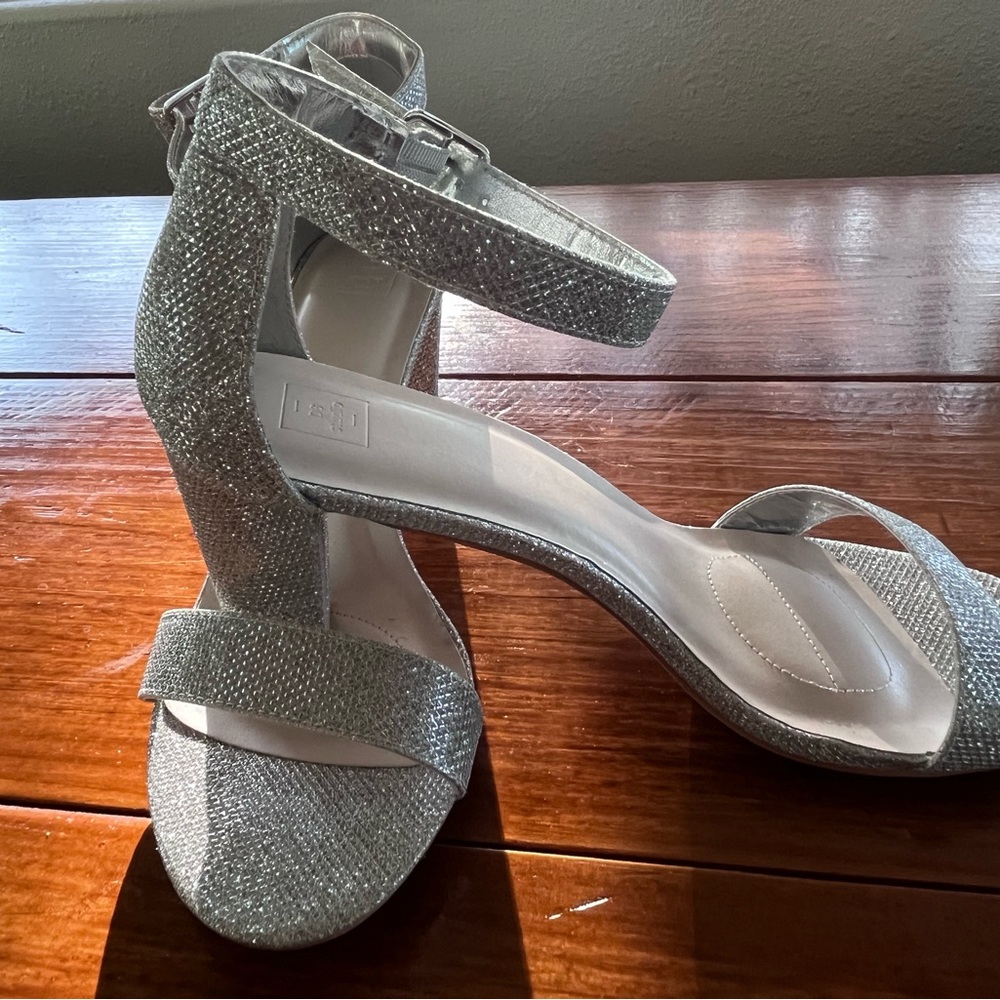 NWOT DB Studio Aryaw Silver Glittery Ankle Strap Heels